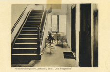 826215 Interieur van kinderherstellingsoord Bethanië (Stationsplein) te Zeist: het trappenhuis.N.B. Het ...